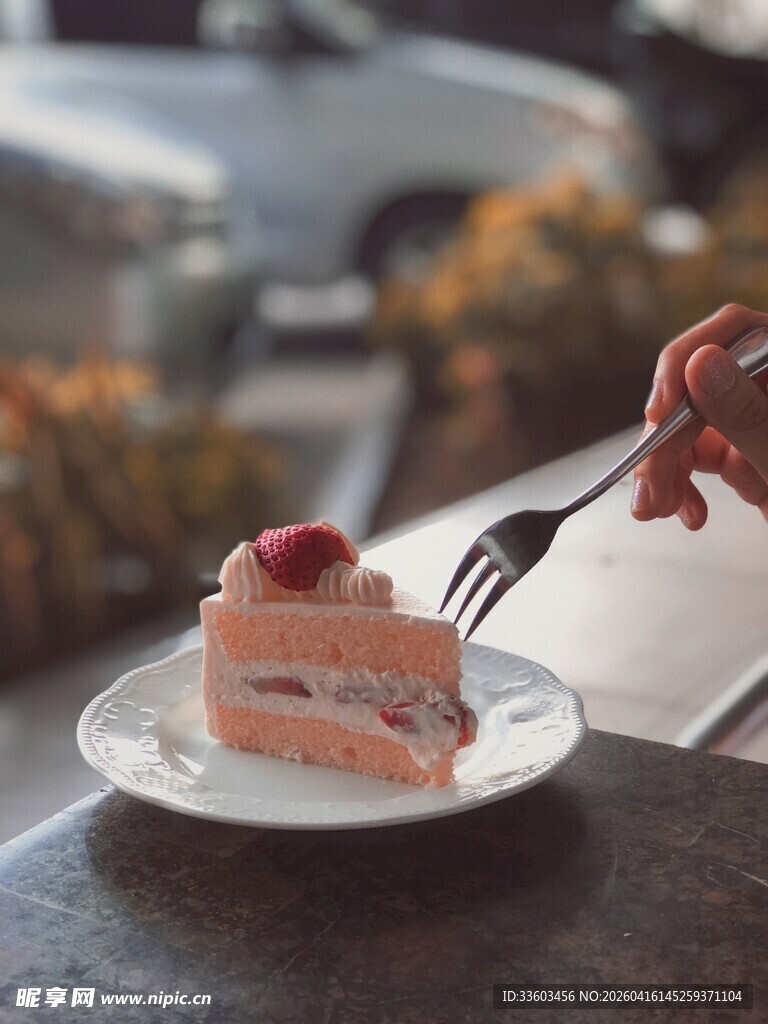 美味草莓蛋糕诱人品尝