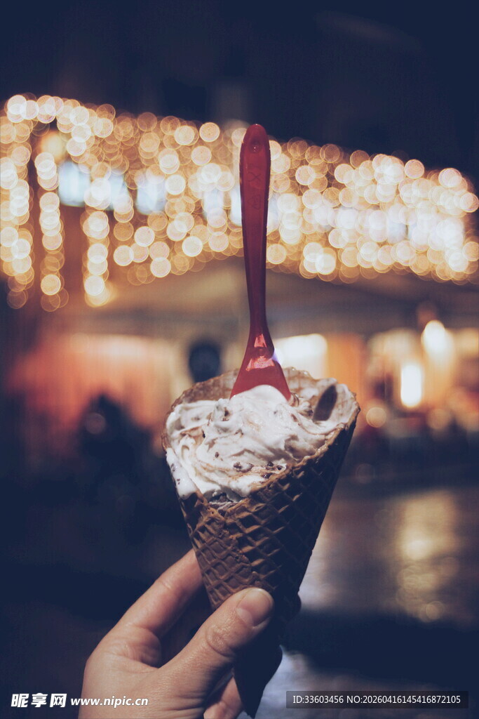 手持美味冰淇淋的温馨瞬间