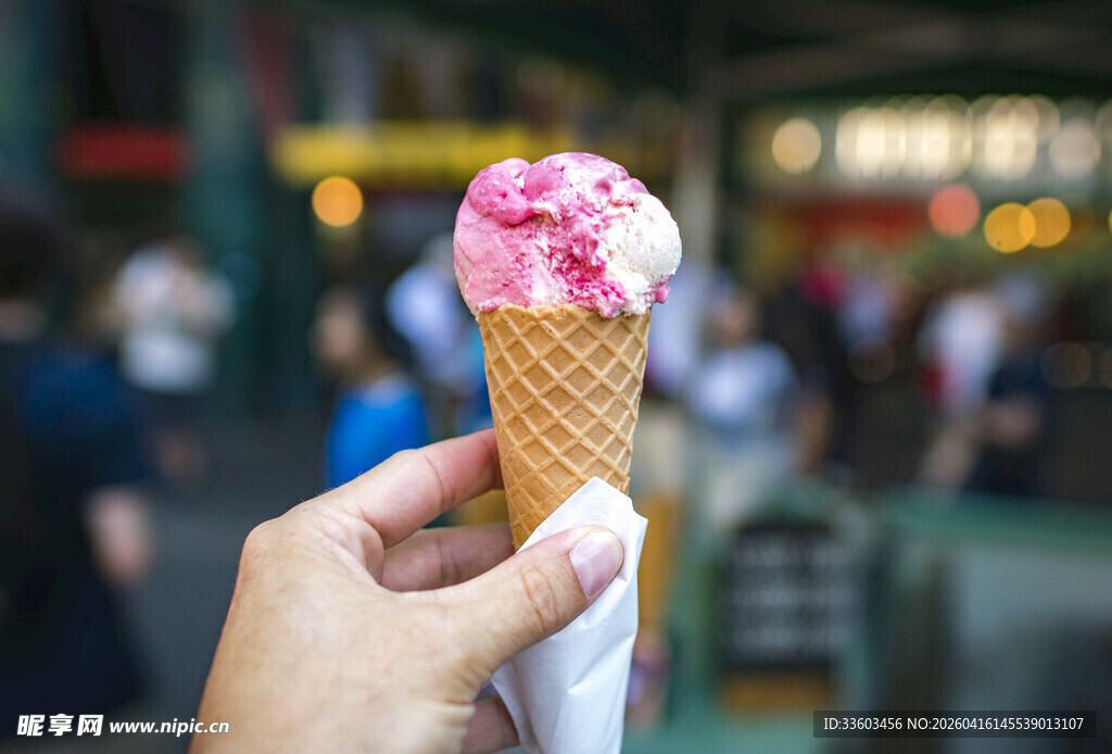 手持粉色冰淇淋甜筒