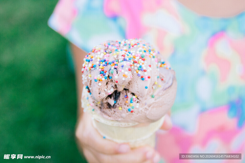 手持撒满糖屑的美味冰淇淋