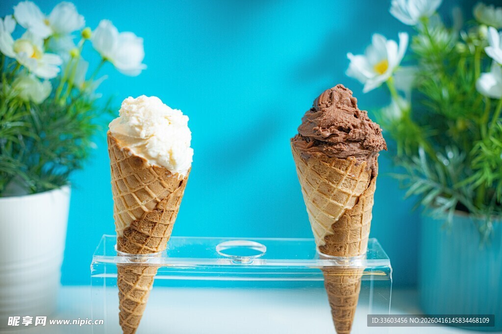 双色美味冰淇淋甜筒
