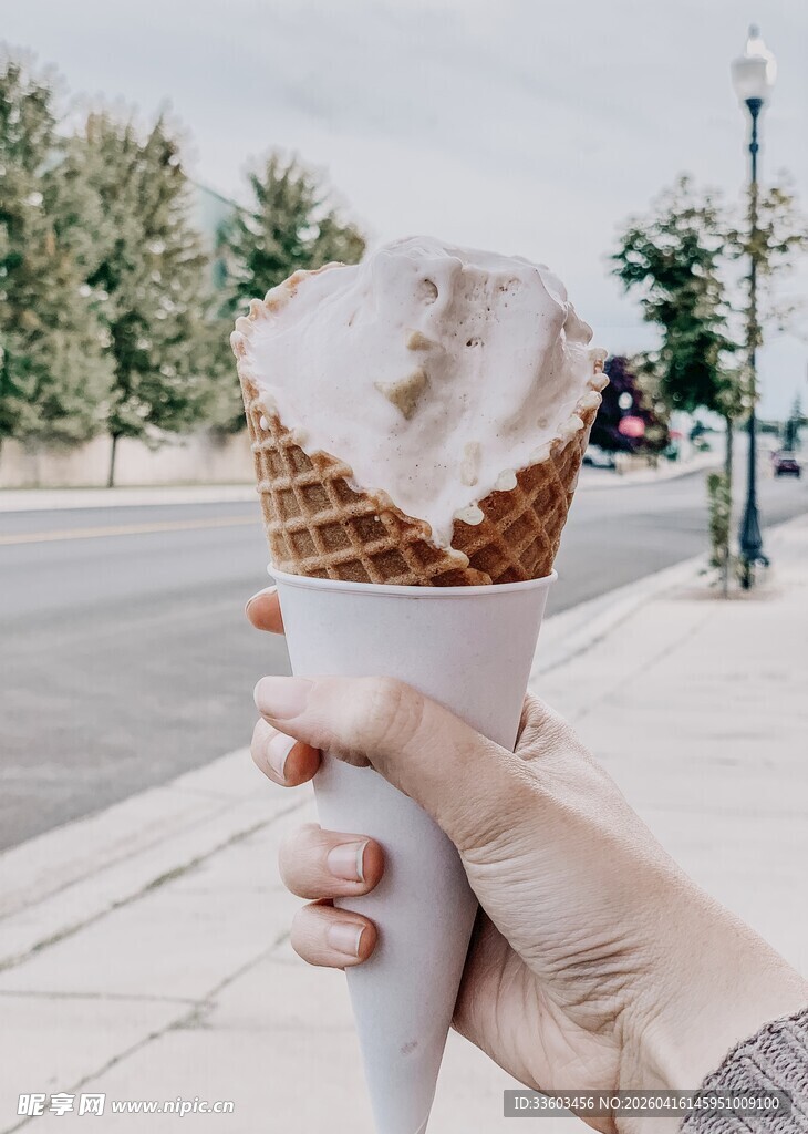 手持美味冰淇淋街头瞬间