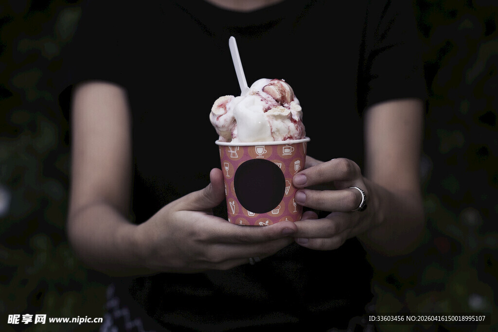 手持甜蜜冰淇淋特写