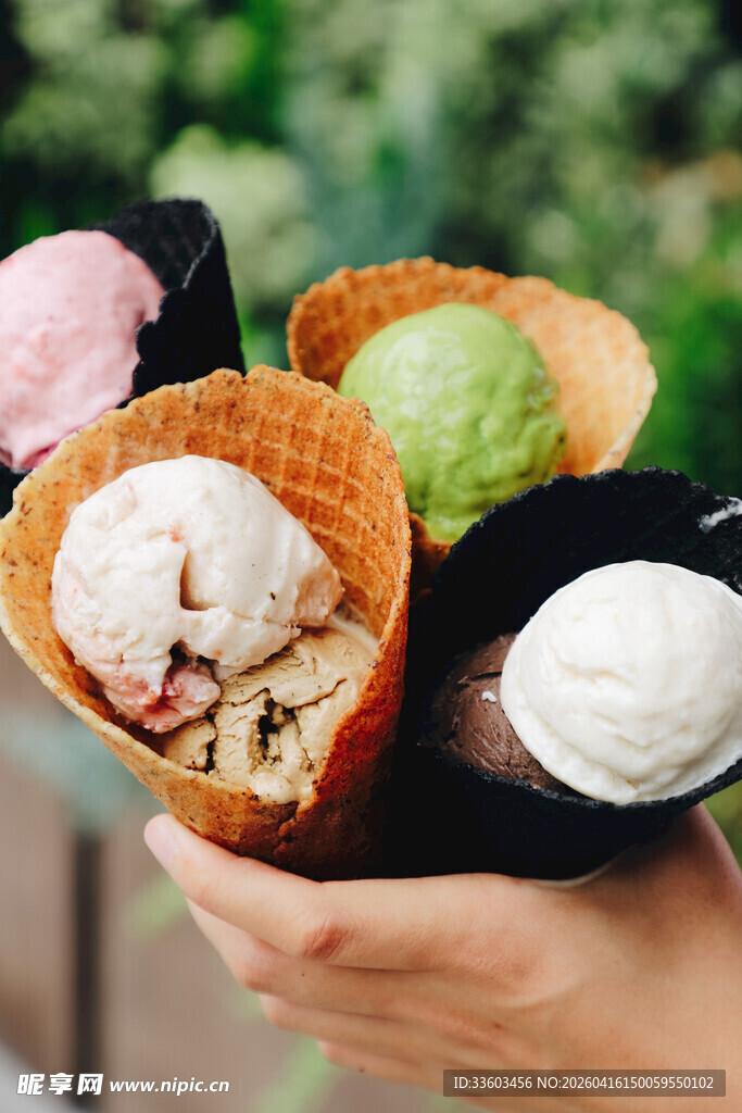 手持多彩美味冰淇淋