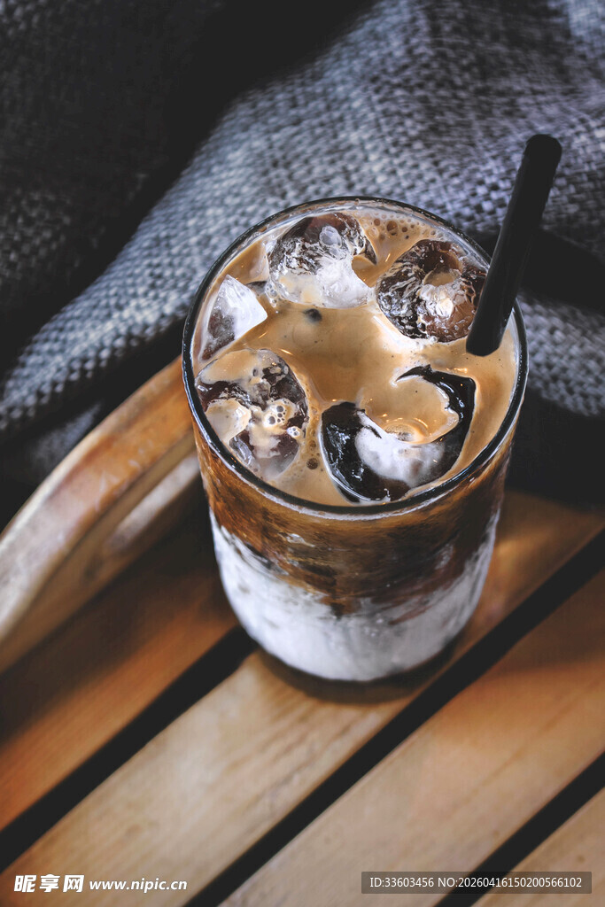 冰咖啡配奶油与坚果