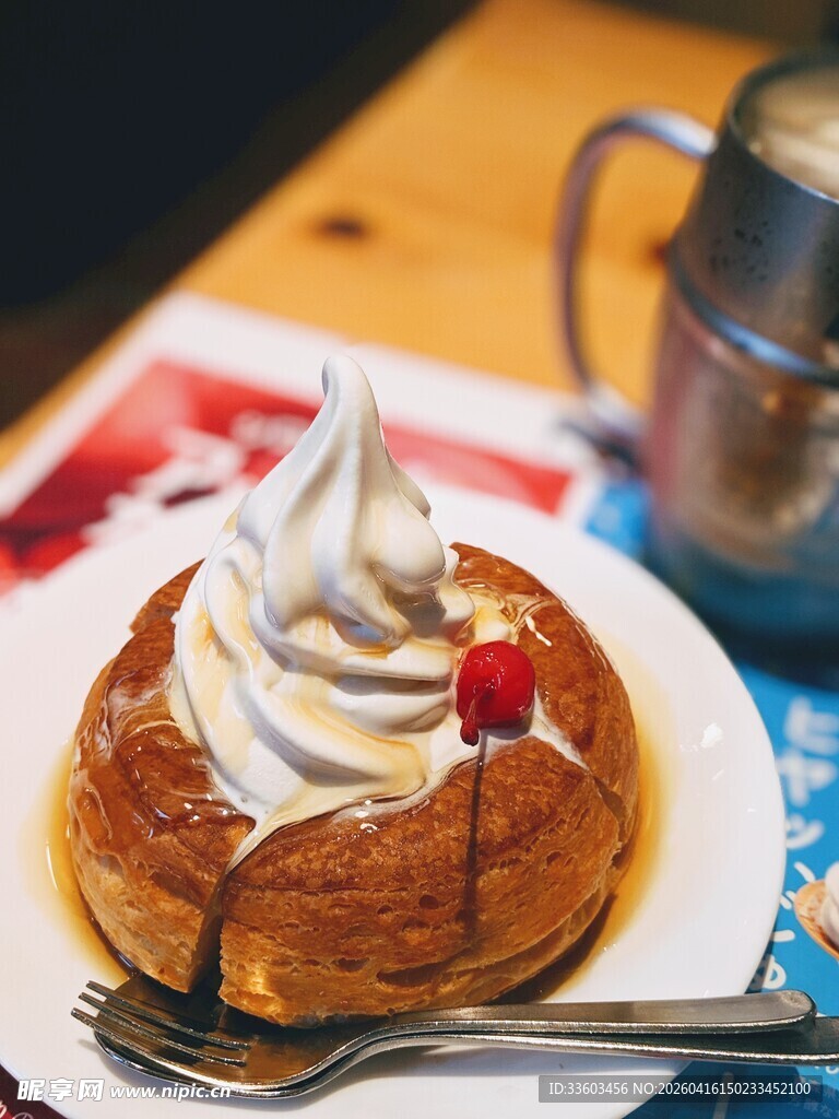 美味泡芙配奶油与鲜果