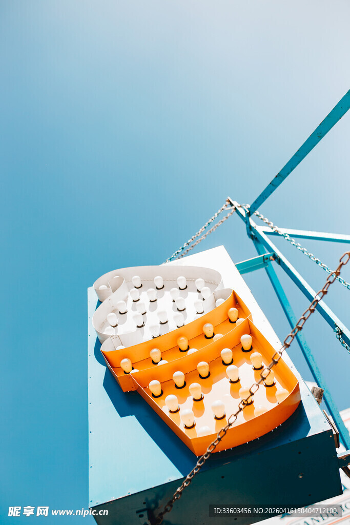 户外放置的橙色白色药盒