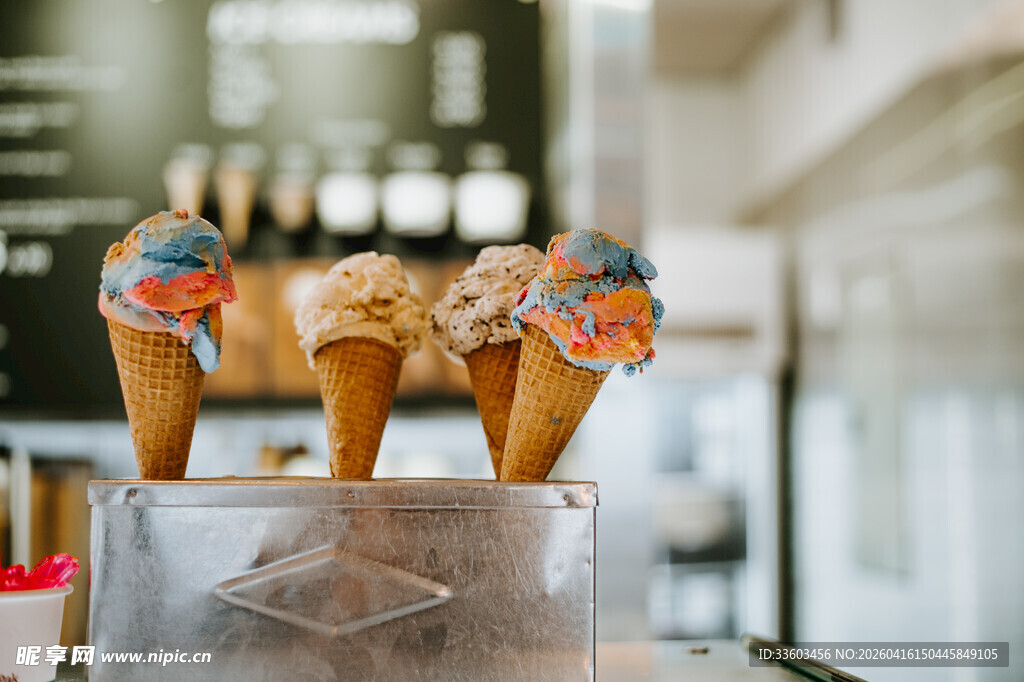 美味冰淇淋甜筒待品尝