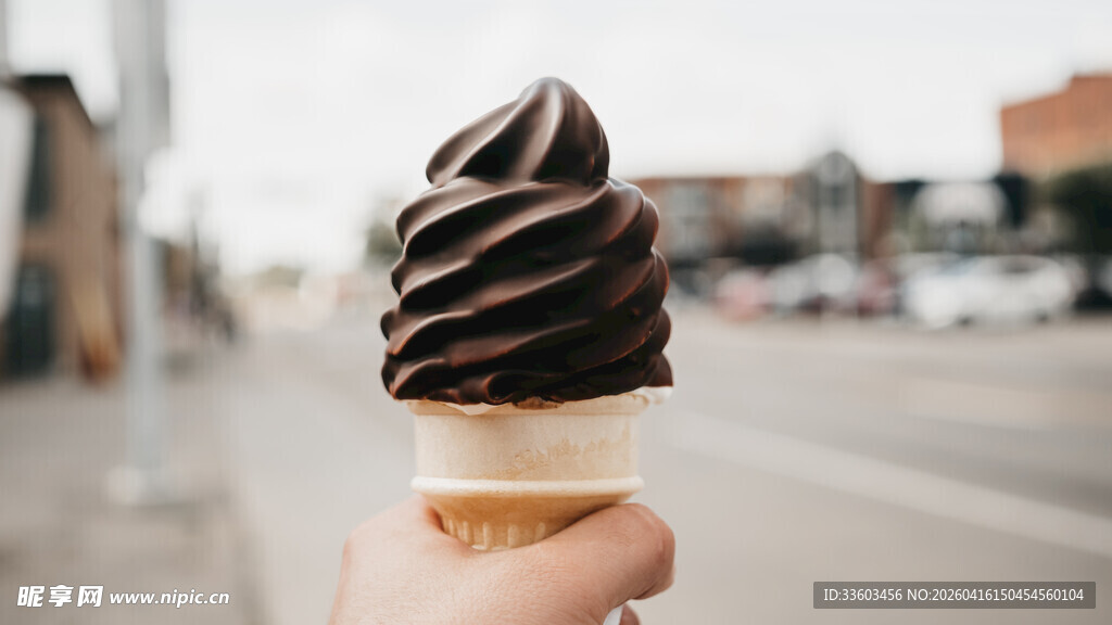 手持美味巧克力冰淇淋