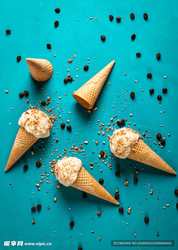 蓝色背景上的美味冰淇淋