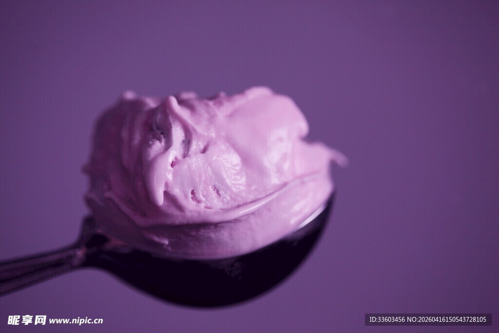 紫色奶油置于勺上