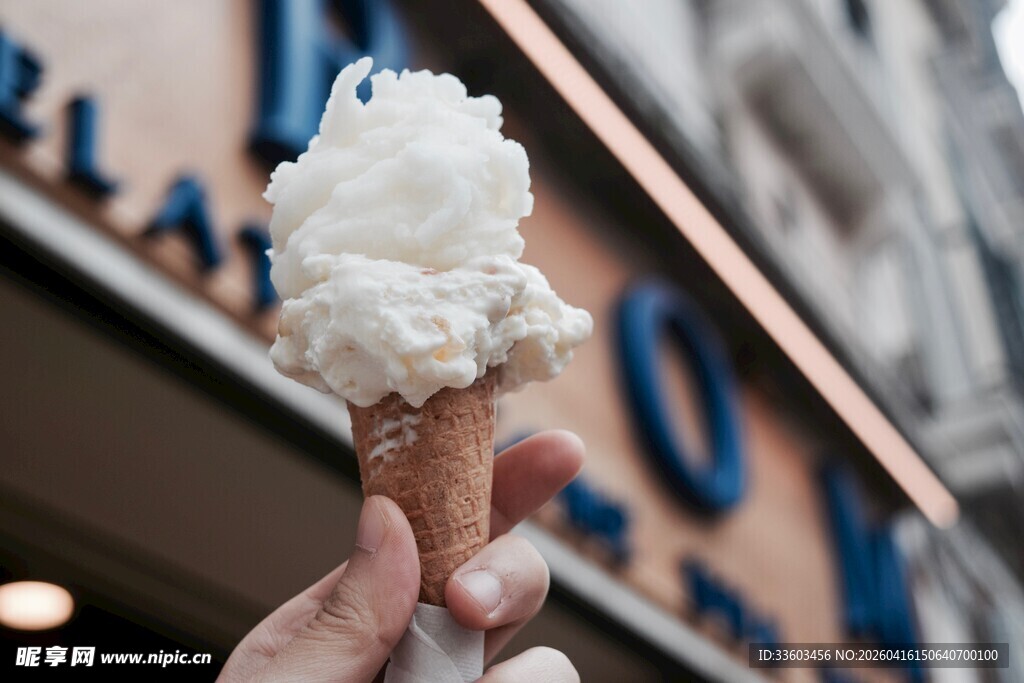手持美味冰淇淋
