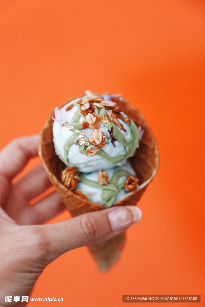 手捧美味薄荷坚果冰淇淋