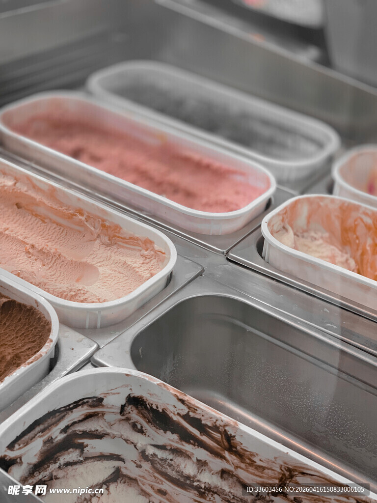 多样口味冰淇淋展示