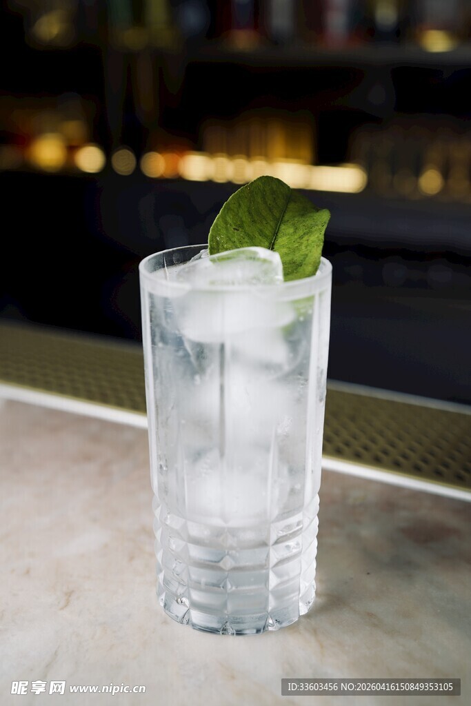 薄荷冰水杯中清凉沁心