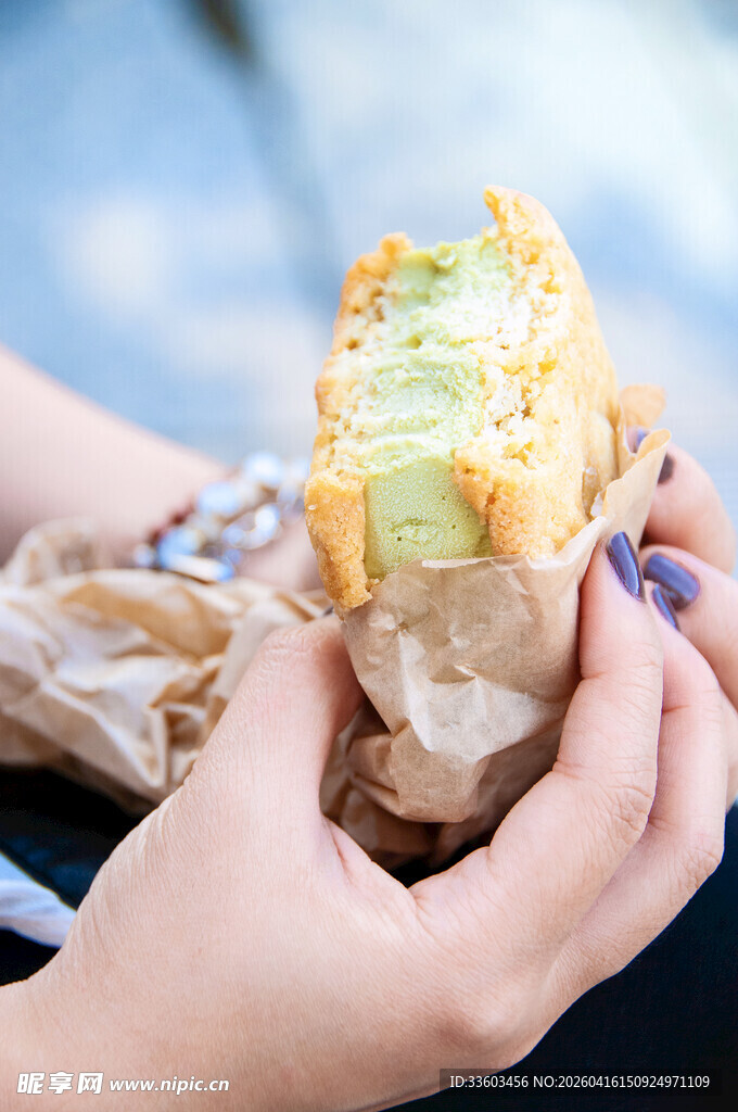 手拿美味多彩糕点