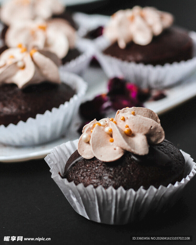 美味巧克力纸杯蛋糕
