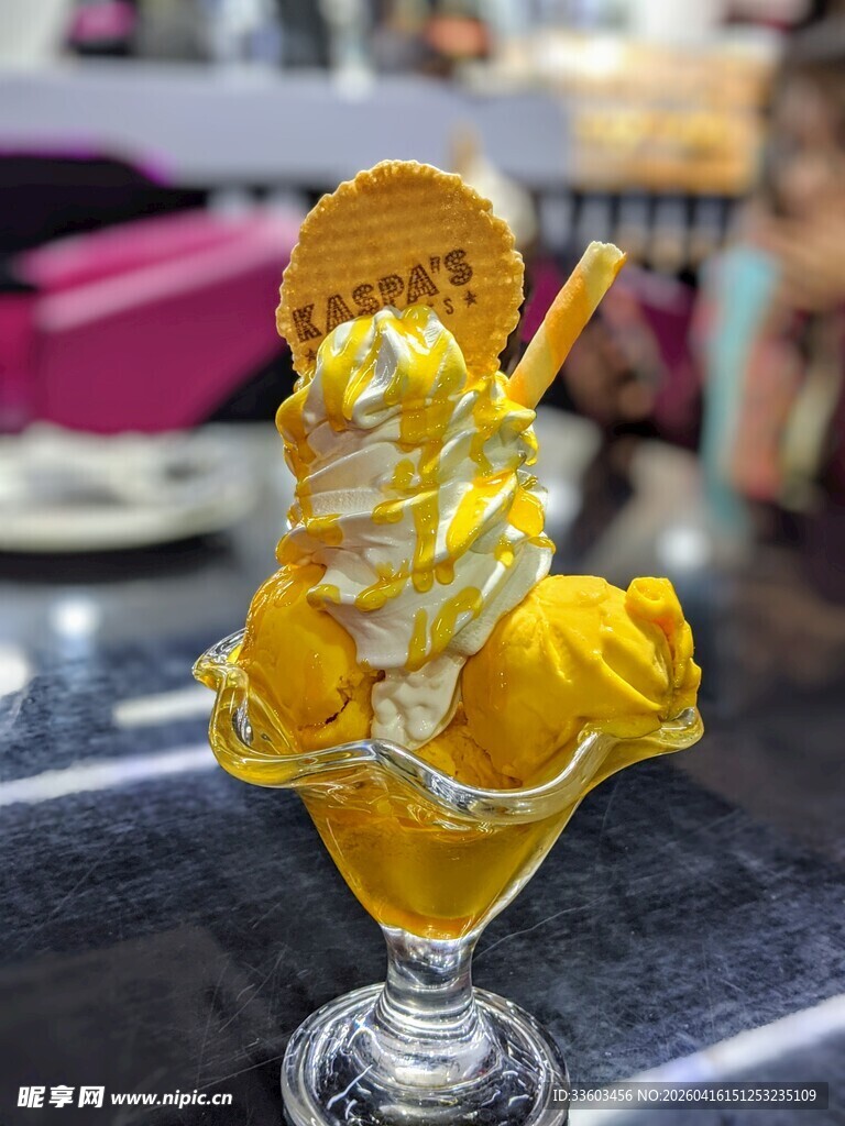 美味冰淇淋配奥利奥装饰