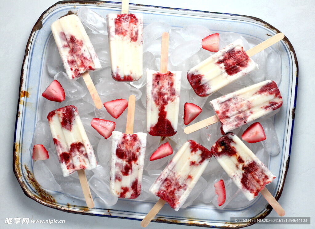草莓牛奶冰棍美味诱人