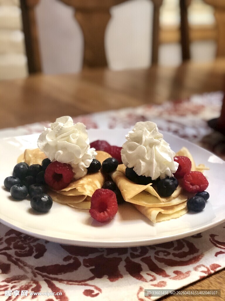美味华夫饼配鲜果奶油