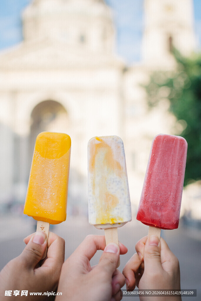 三人手持多彩美味冰棍