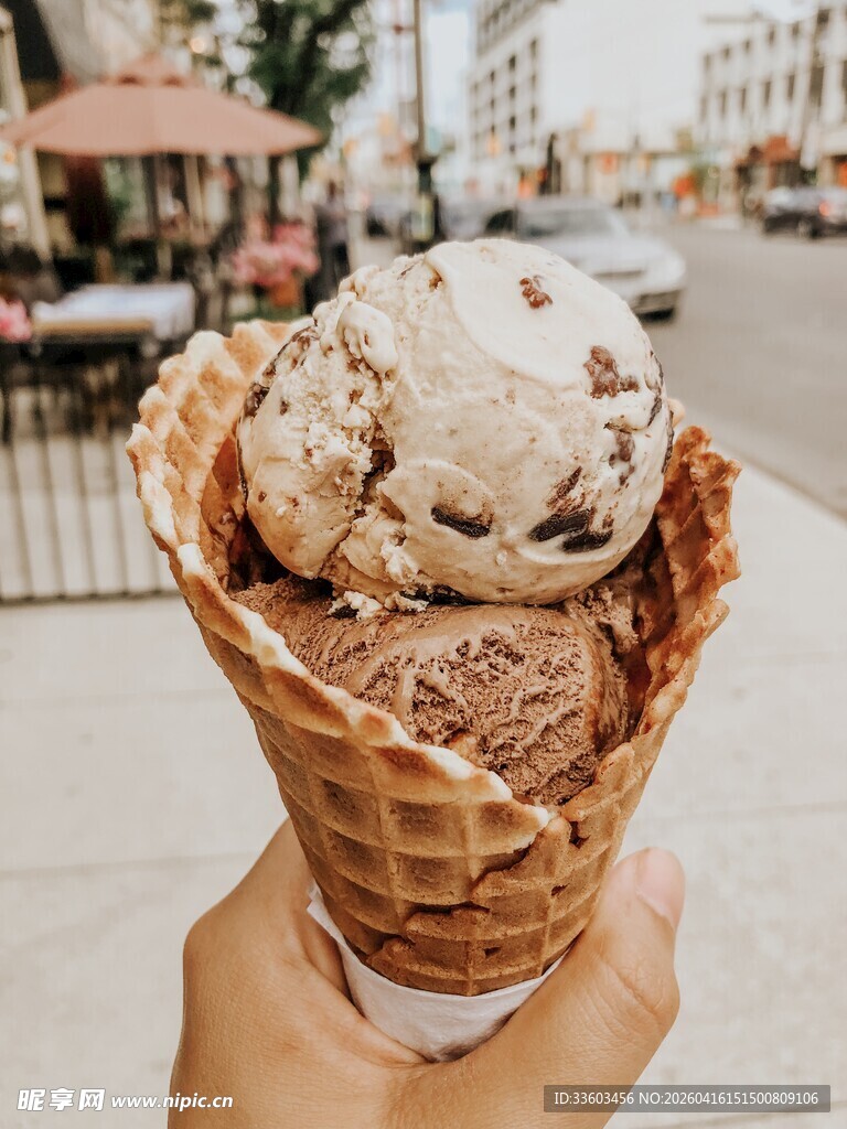 手持美味多球冰淇淋