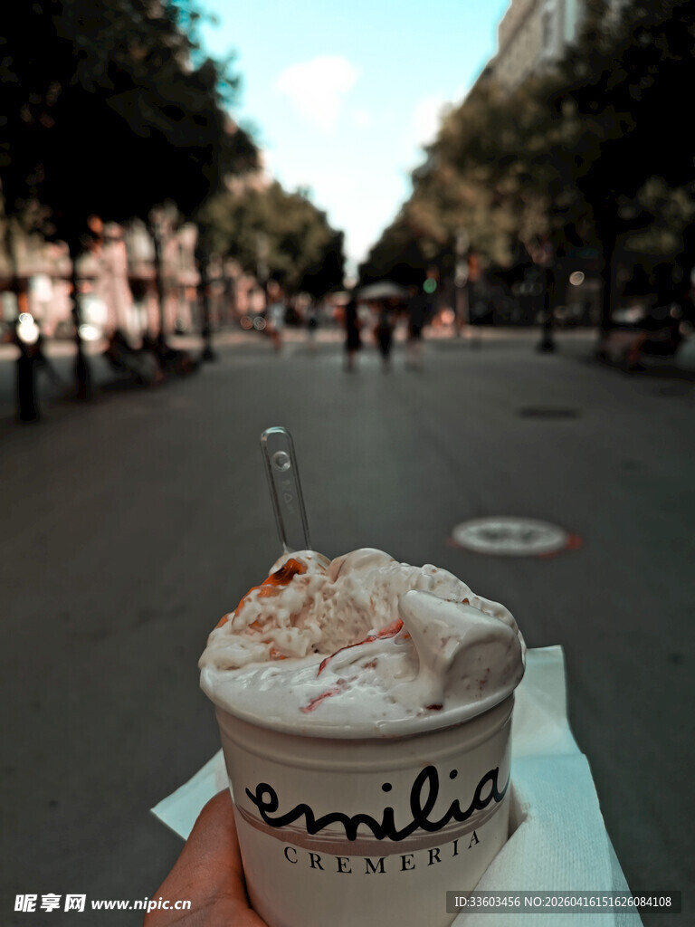 街头手持的美味奶盖咖啡