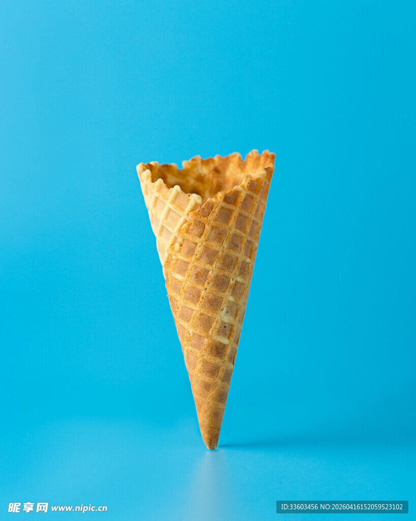 蓝色背景下的空甜筒