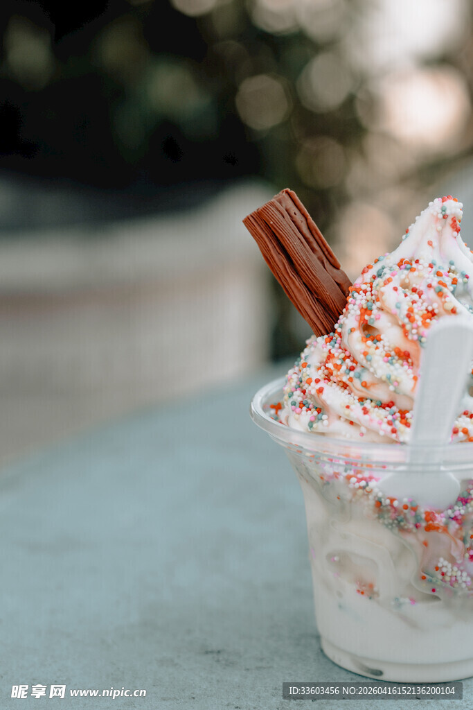 撒糖肉桂棒装饰的美味饮品