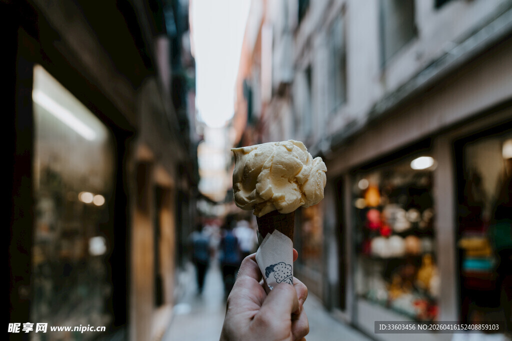 街头手持的灿烂干花束