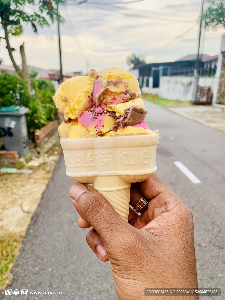 手持美味冰淇淋