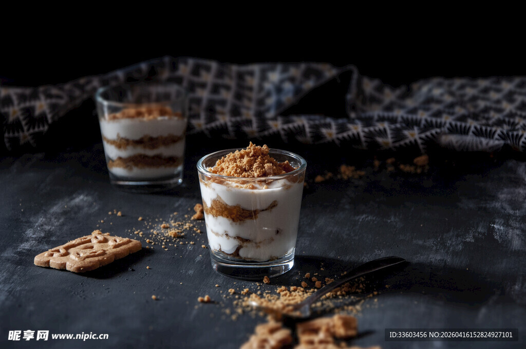 美味分层甜点与碎屑