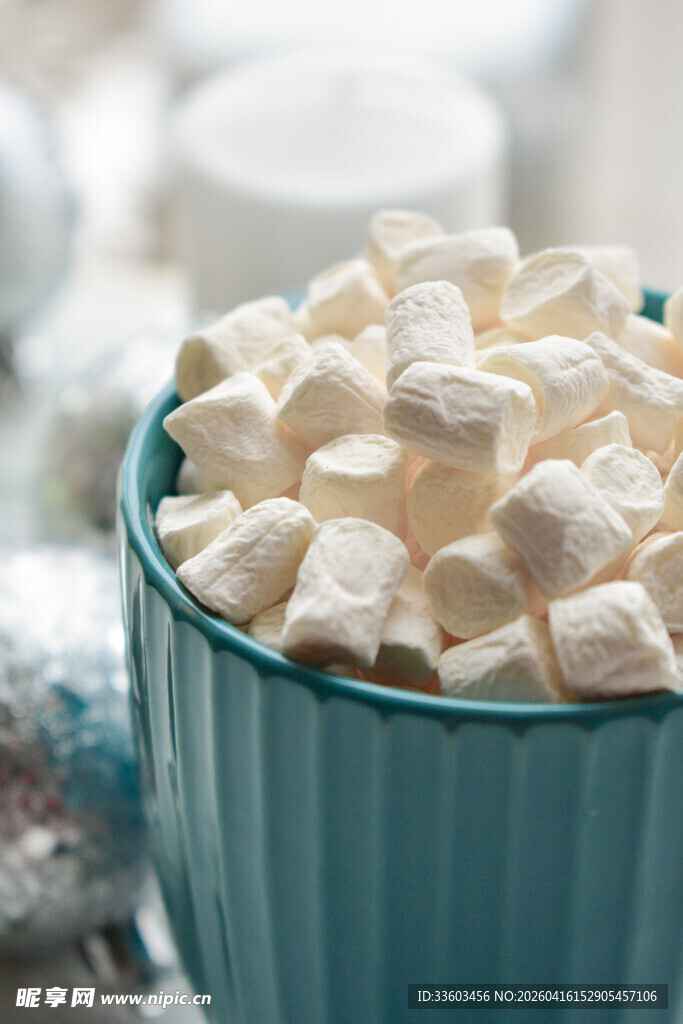 装满棉花糖的蓝绿色杯子