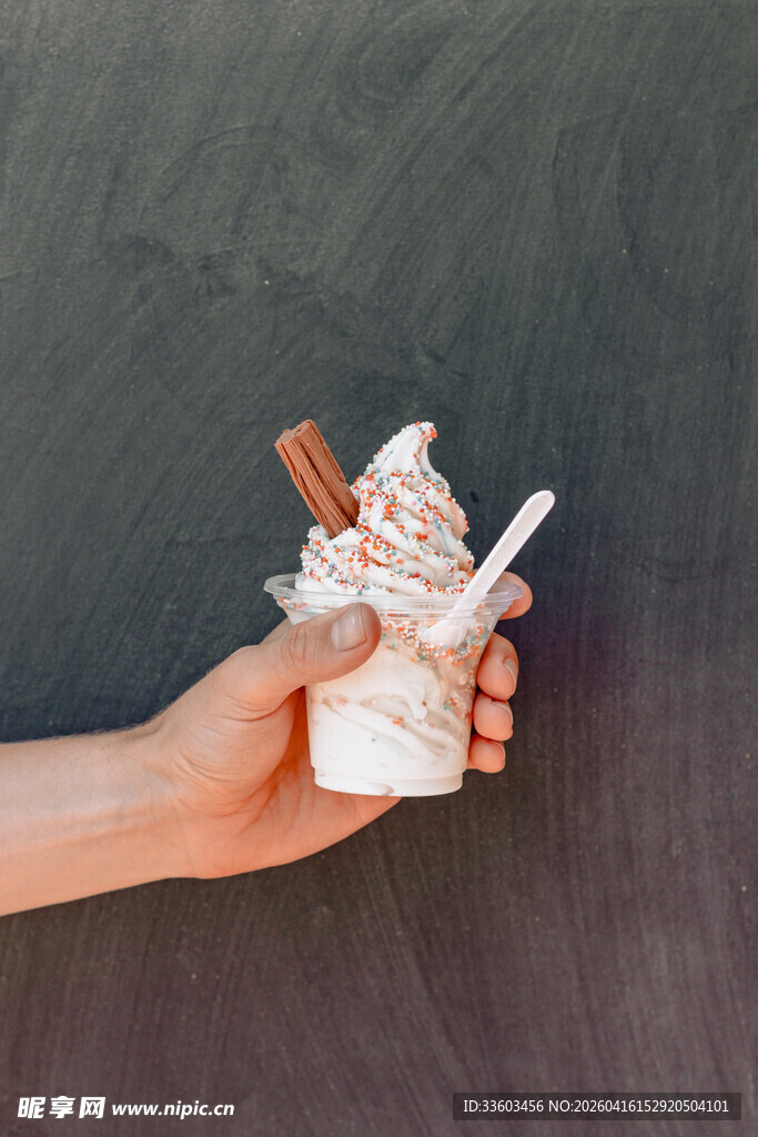 手持美味冰淇淋特写
