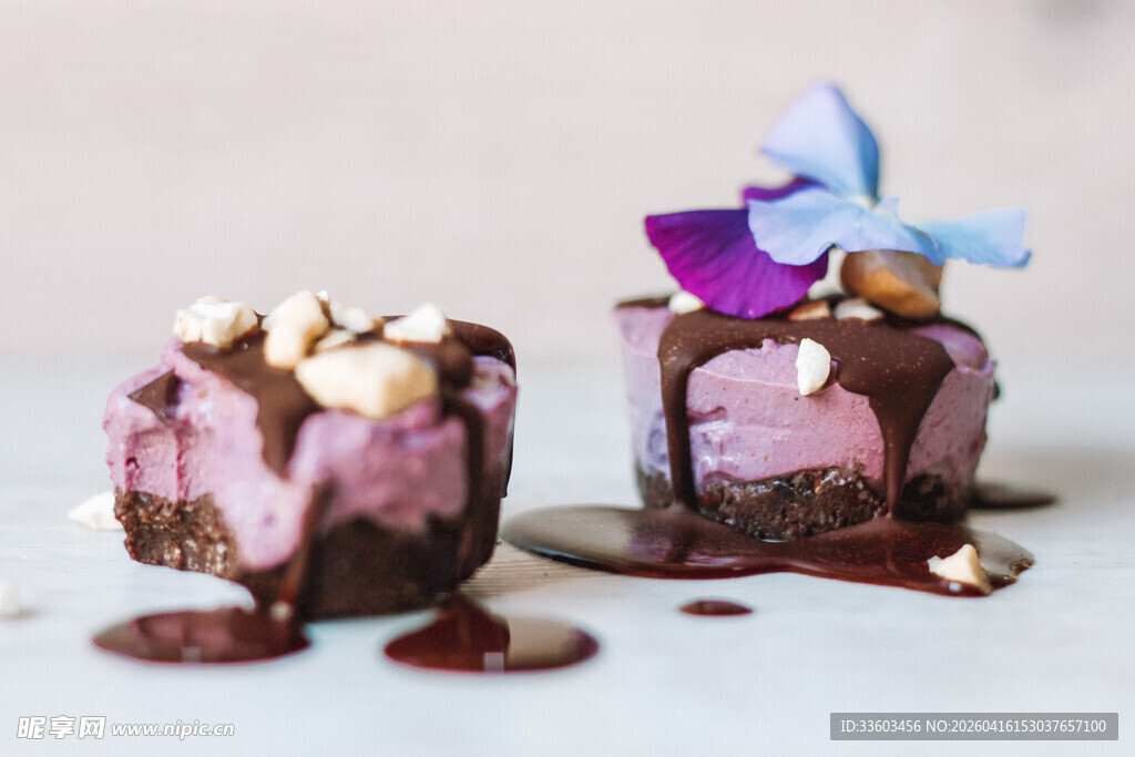 精致双色巧克力甜点