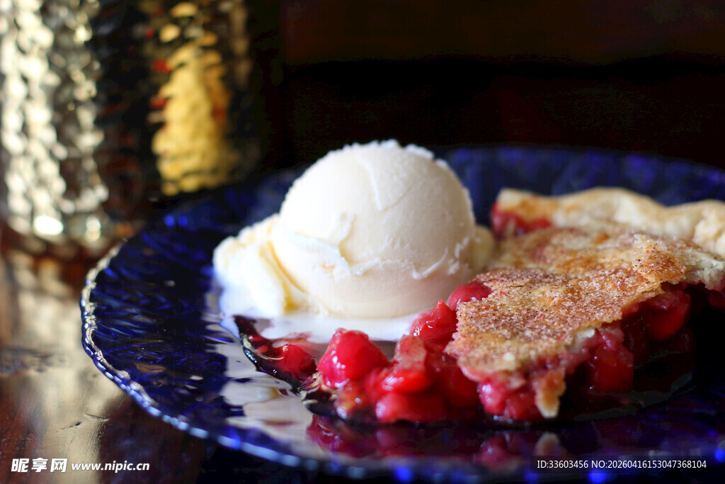 蓝莓派配冰淇淋甜点