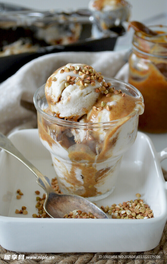 美味冰淇淋配坚果与糖浆