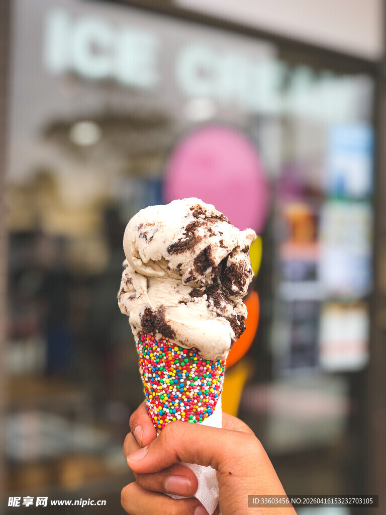 多彩冰淇淋甜筒诱人一刻