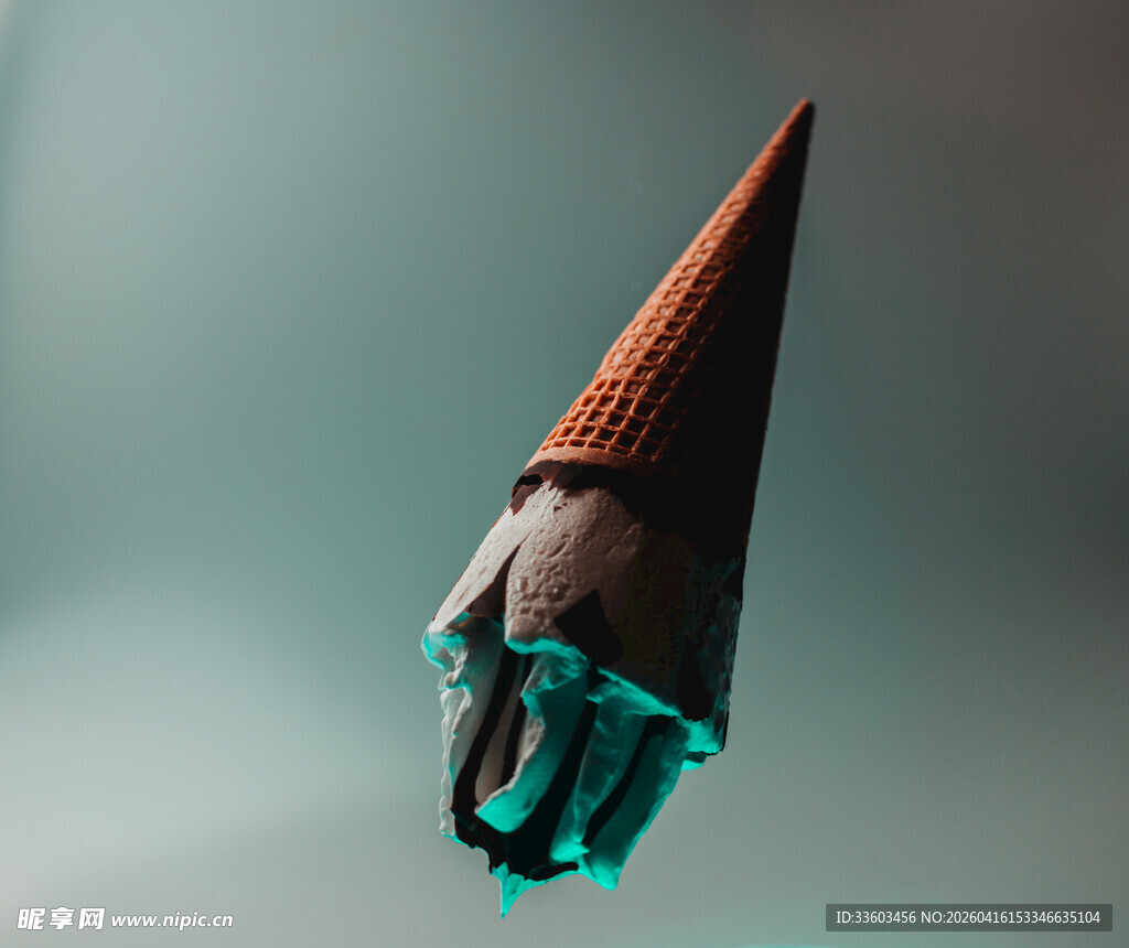 机械手握着冰淇淋甜筒