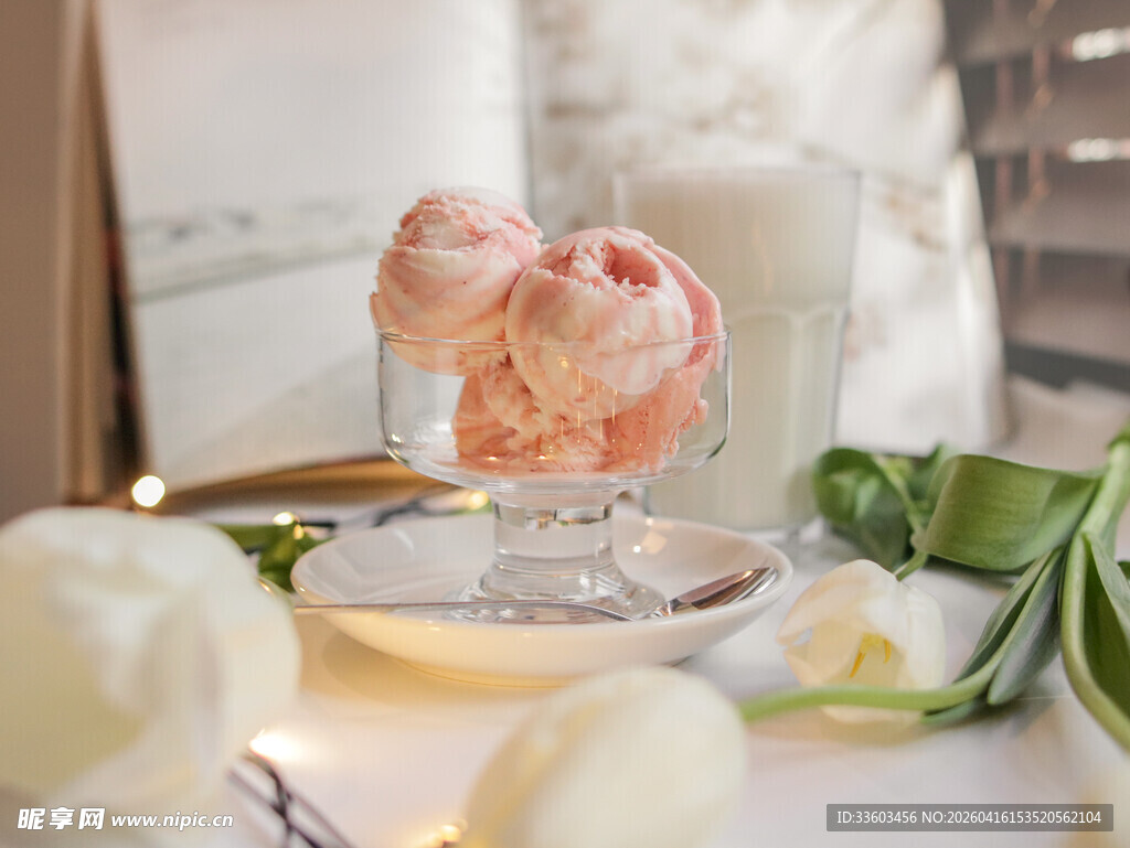 精致粉色冰淇淋甜点展示