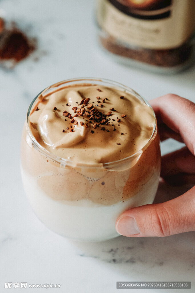 手持美味分层奶油咖啡