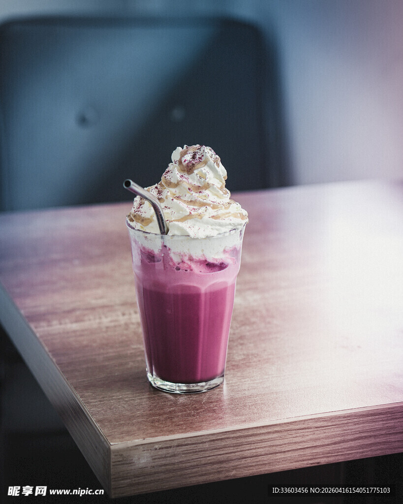 草莓奶昔配奶油顶