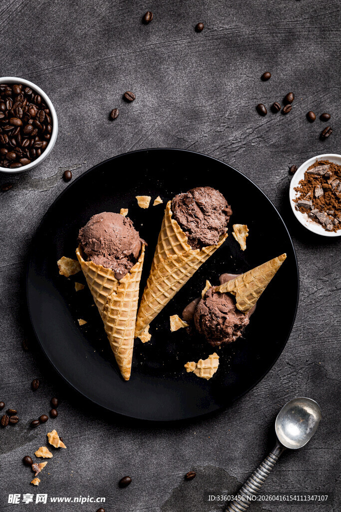 美味巧克力冰淇淋甜筒