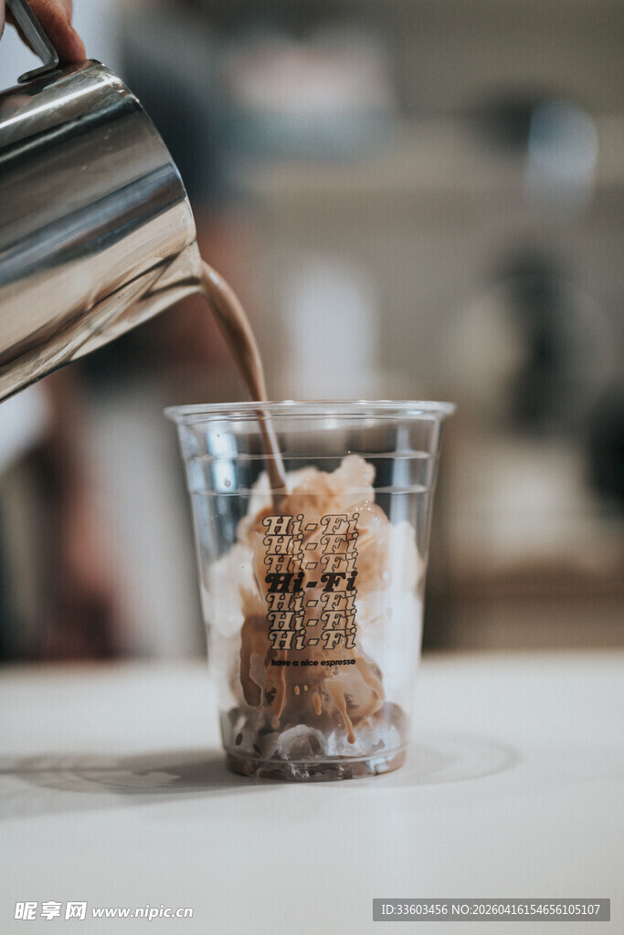 咖啡倾注玻璃杯瞬间