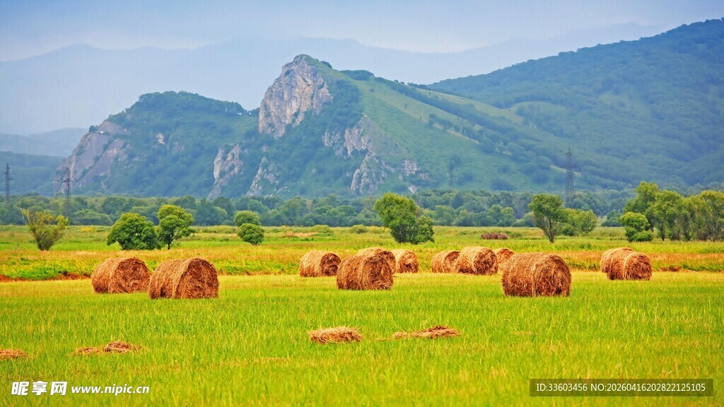 田野麦垛与远山美景