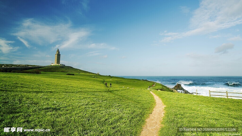 草原小径通向远方灯塔