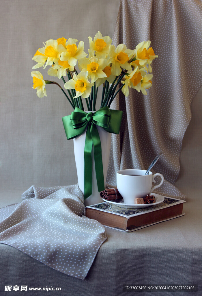 花瓶中绽放的黄色水仙花