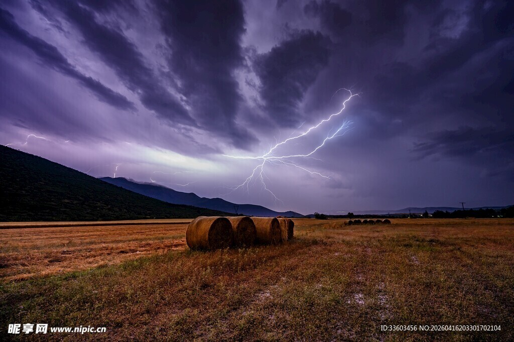 草原雷暴夜景观