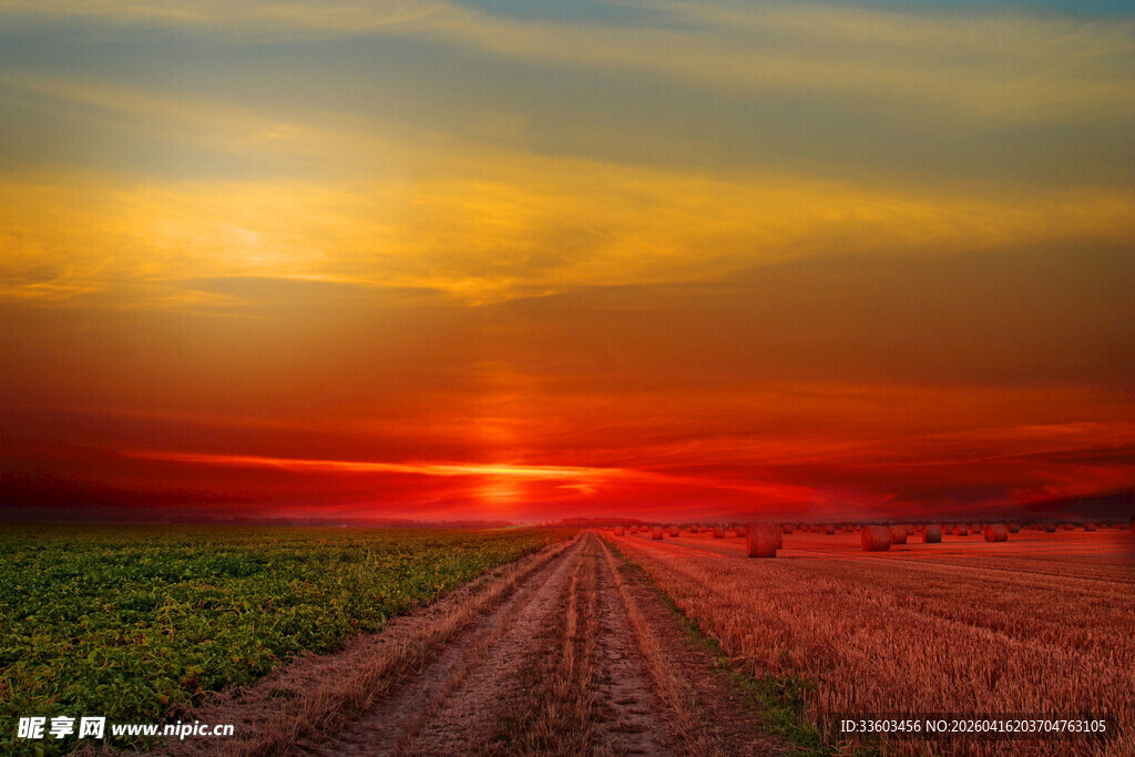 夕阳下的田野与铁轨
