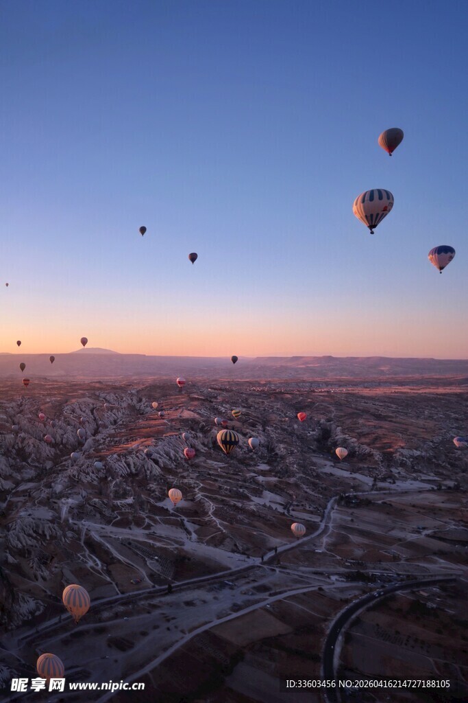 日出时城市上空的热气球